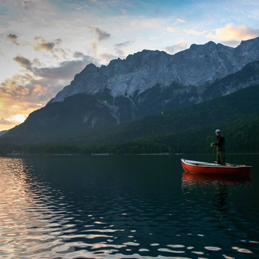 Fishing at the Eibsee: Immersed in nature - Hotel Eibsee