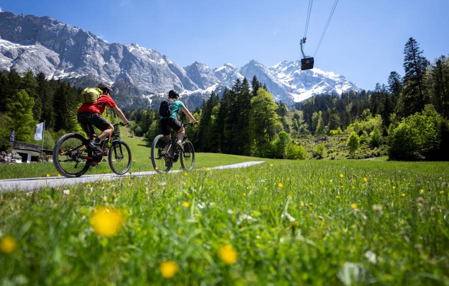 Mountainbike Fahrer im Sommer Richtung Zugspitze
