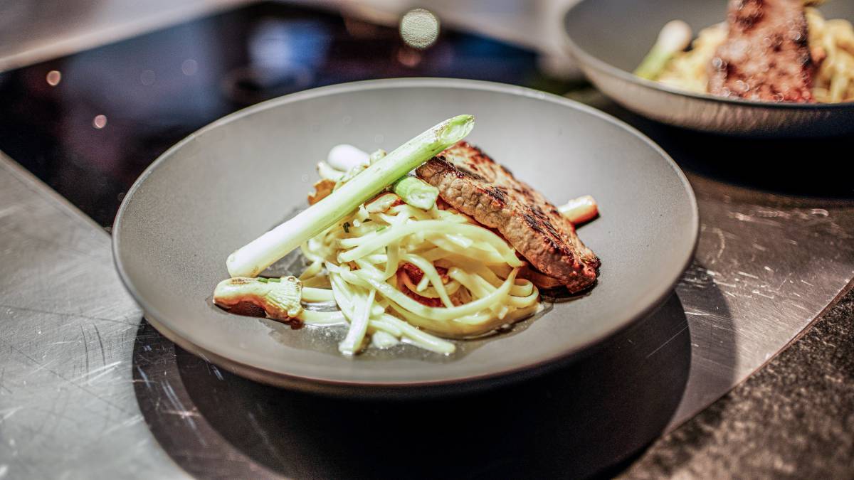 Fleischgericht mit Nudeln, Pilzen und Gemüse