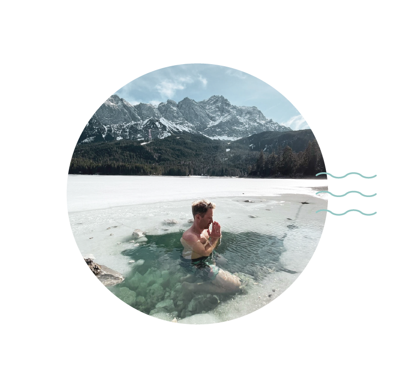 Mann beim Eisbaden