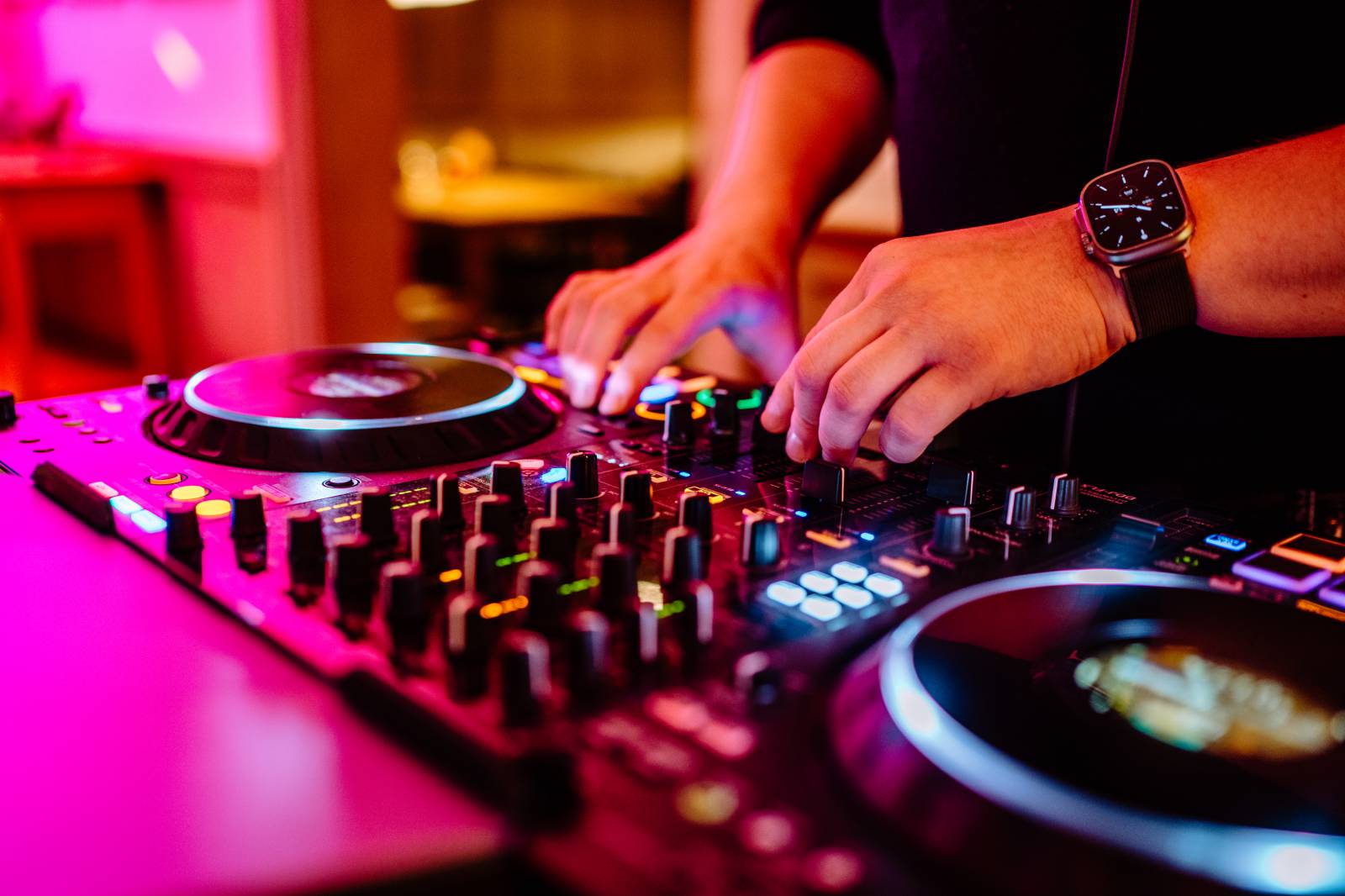 Eat, Drink & Be merry: X-Mas Partys im Eibsee Hotel Symbolfoto