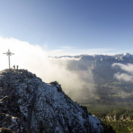 Kramerspitz - Gipfelmomente mit Zugspitzpanorama. Symbolfoto
