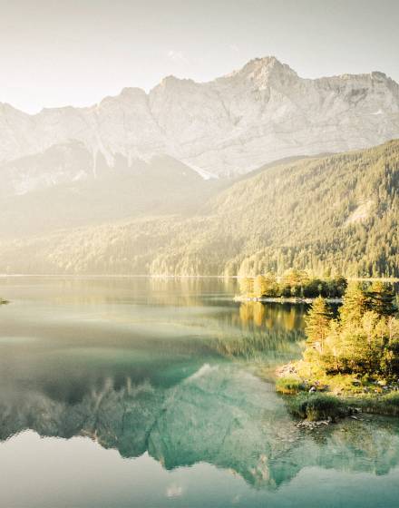 Eibseelandschaft und Zugspitze im Sommer