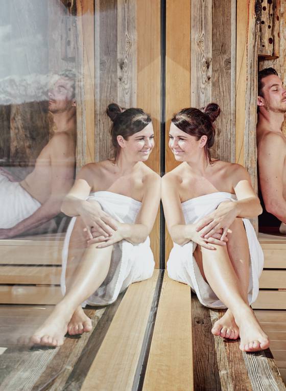 Mann und Frau entspannen in der Sauna am Eibsee