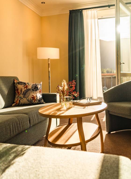 Innenansicht Doppelzimmer mit Couch und Balkon