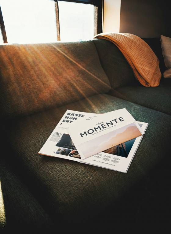 Hotelzeitung Eibsee Momente liegt auf dem Sofa