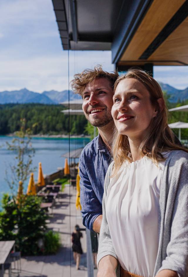 Paar blickt auf den Eibsee