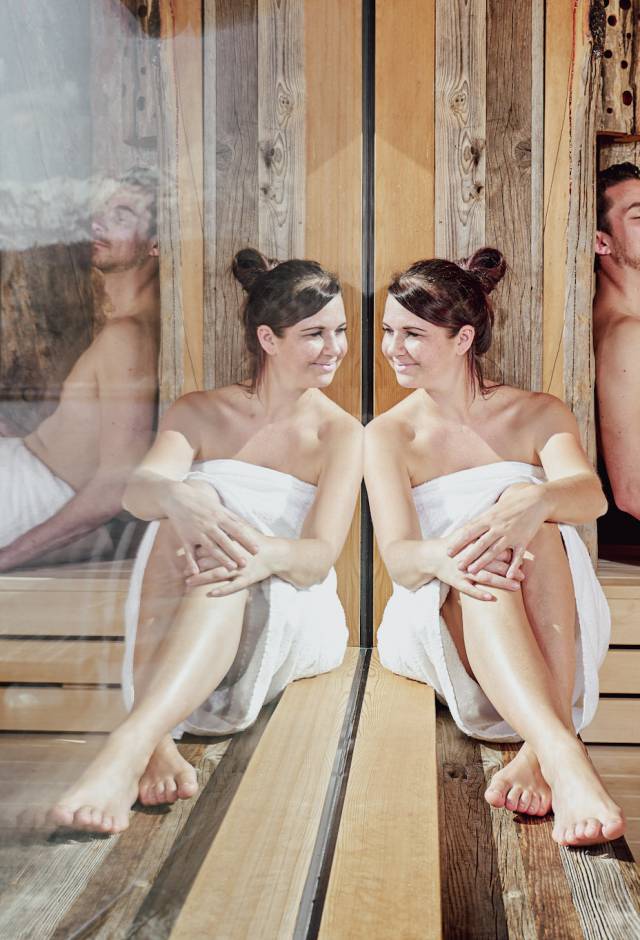 Mann und Frau in der Sauna mit Blick auf den Eibsee
