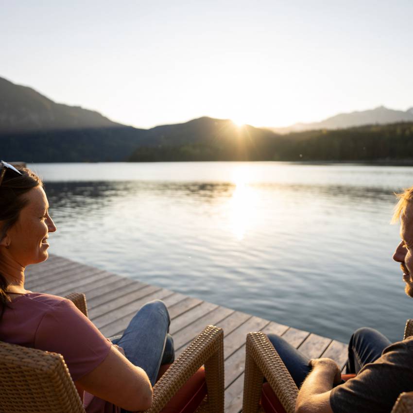 Sonnenuntergang über dem Eibsee im Sommer