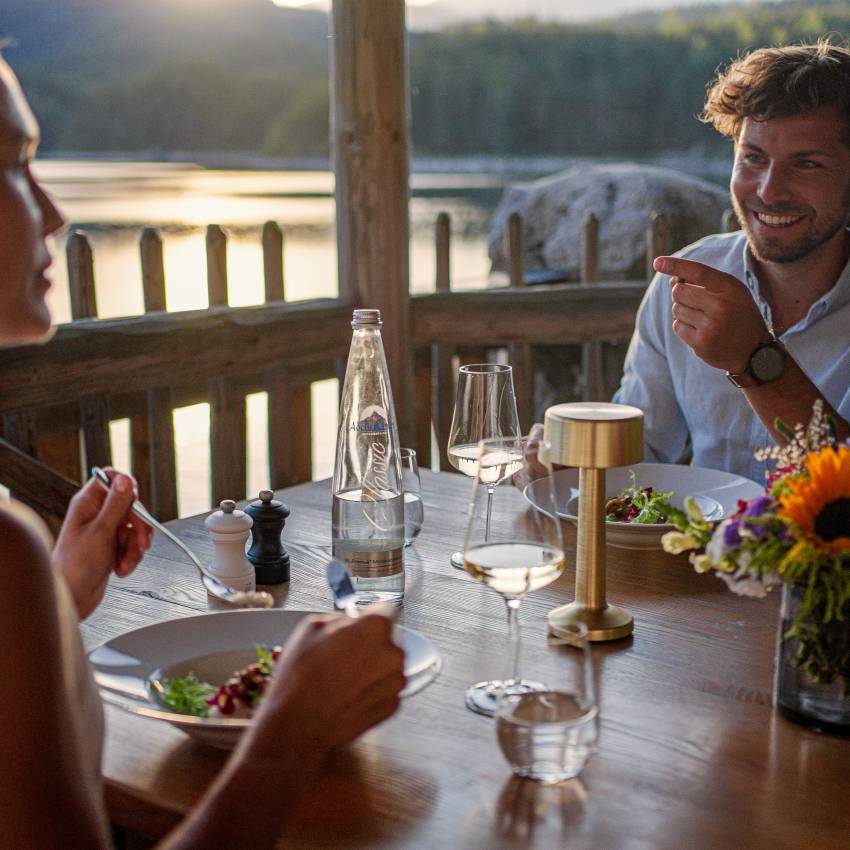 Paar beim Dinner am Eibsee