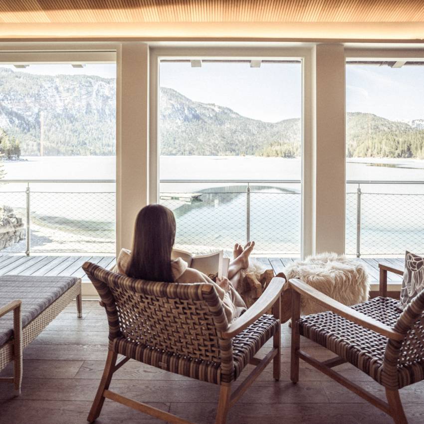 Ruheraum mit Blick auf den Eibsee
