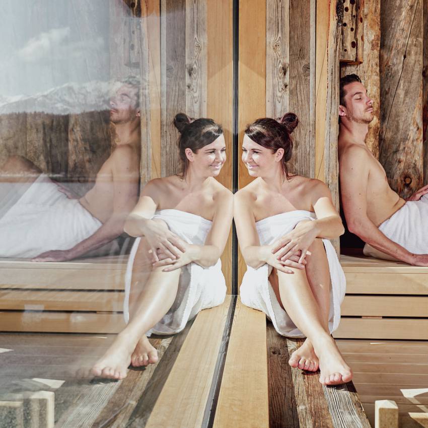 Mann und Frau in der Sauna mit Blick auf den Eibsee
