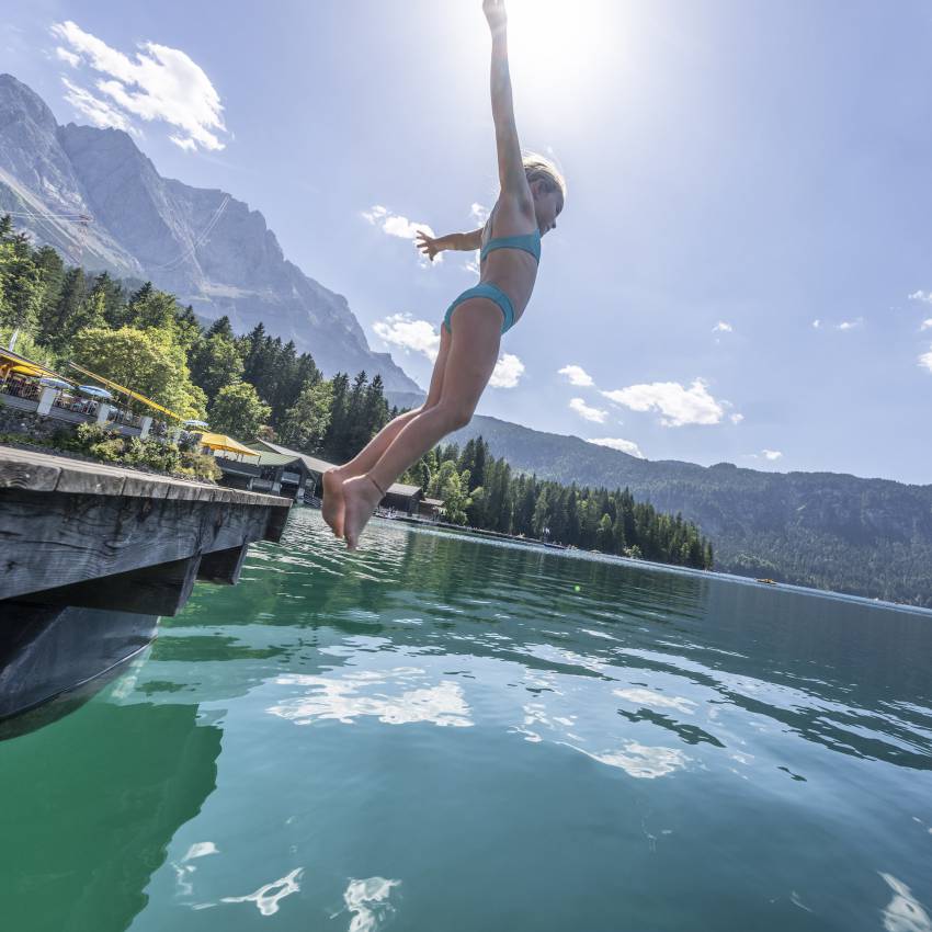 Kind springt in den Eibsee