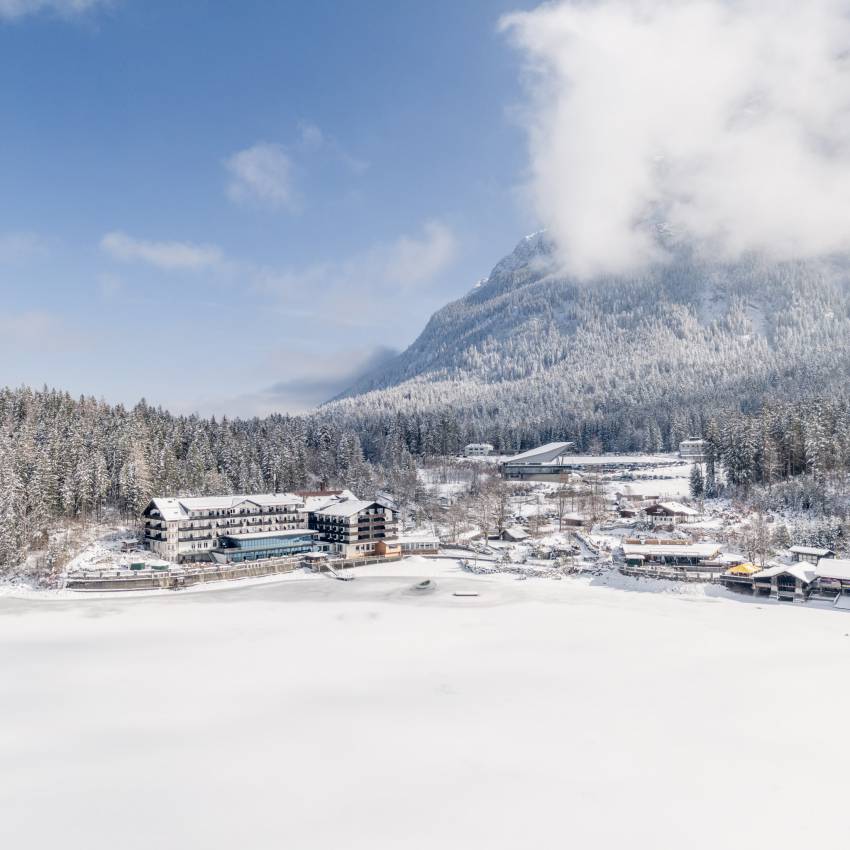 Eibsee und Hotel im Winter