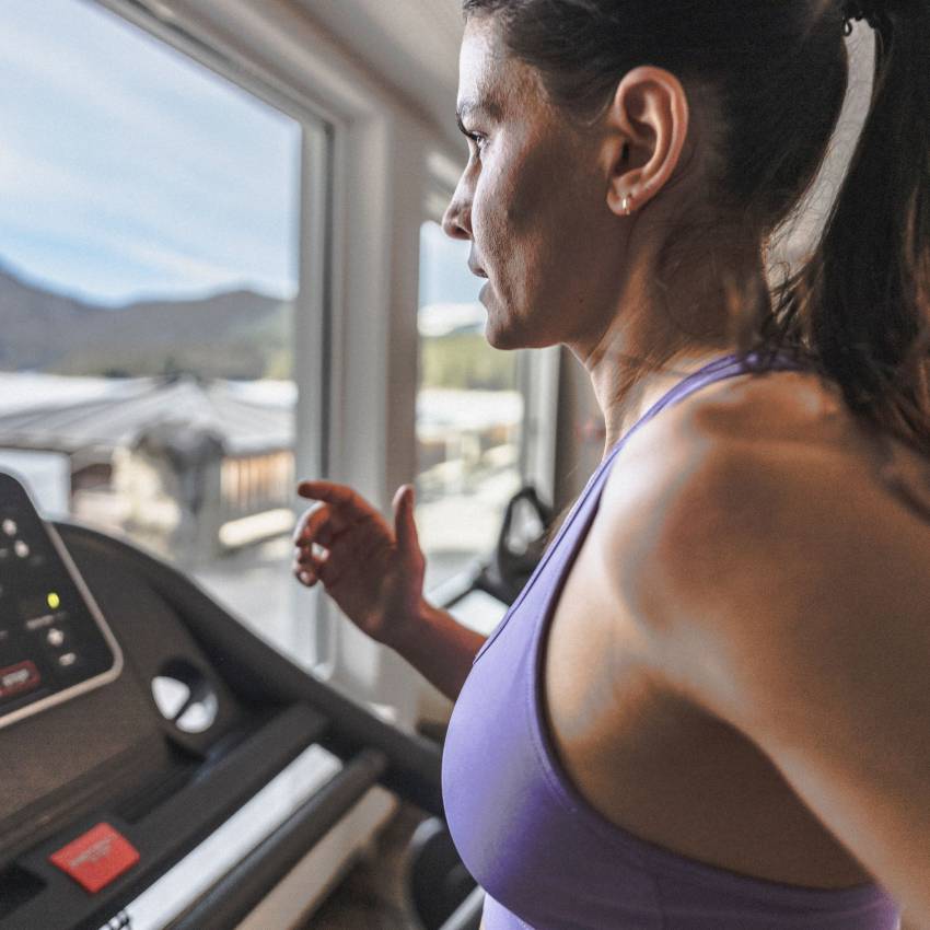 Frau beim Joggen auf Laufband