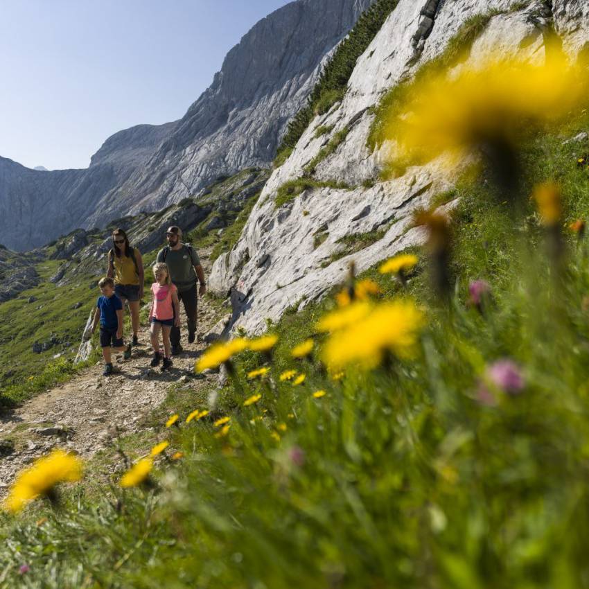 Familie wandert auf einem Berg in Grainau
