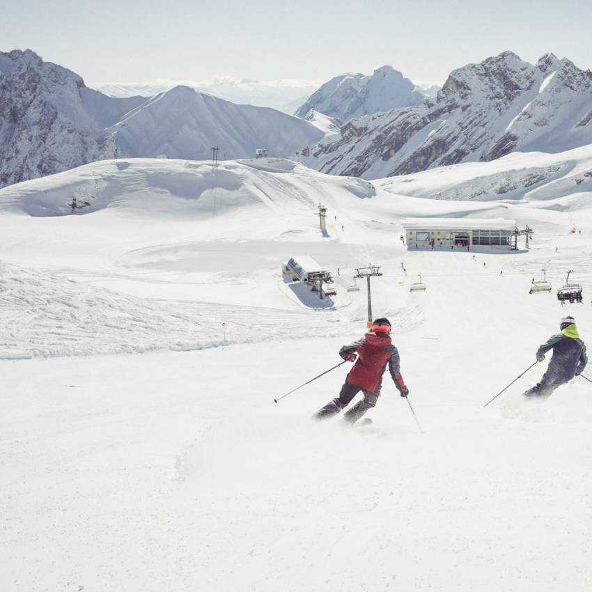Menschen beim Ski fahren an der Zugspitze