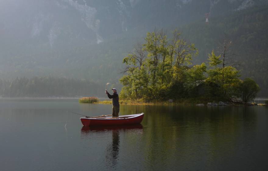 Mann beim Angeln auf dem Eibsee