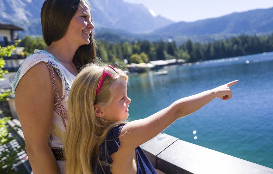 Mutter und Tochter am Eibsee im Sommer