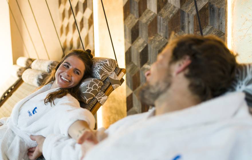 Paar im Ruhebereich des Wellnesshotels Eibsee in Garmisch