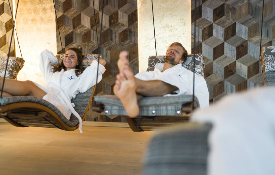 Mann und Frau in Hängeliegen im Hotel-Eibsee