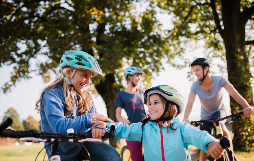 Familie fährt Rad in der Natur