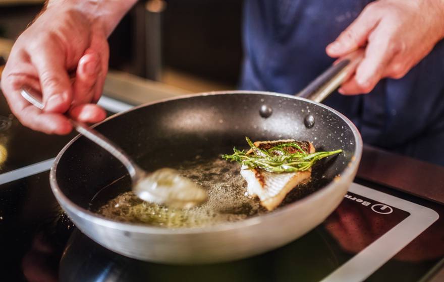 Koch brät Fisch