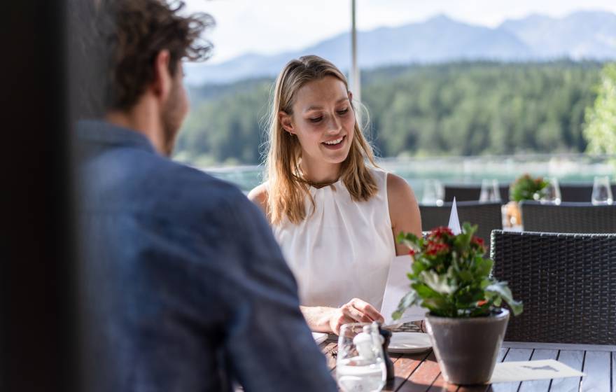 Paar beim Essen im Eibsee-Hotel