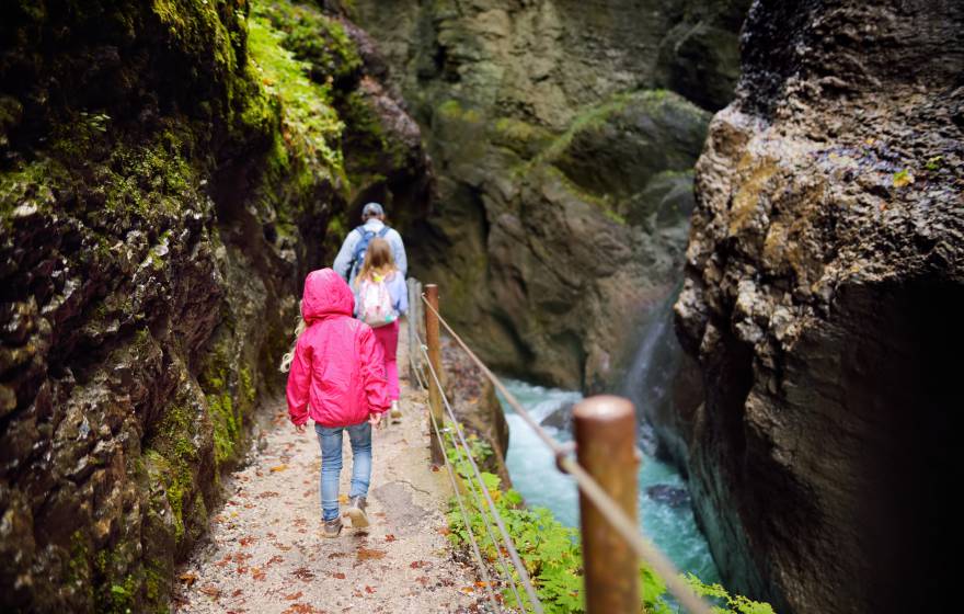 Familie wandert durch die Partnachklamm