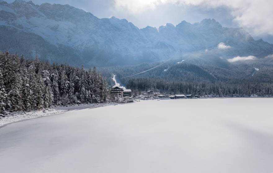 Zugefrorener Eibsee mit Blick auf das Eibsee Hotel