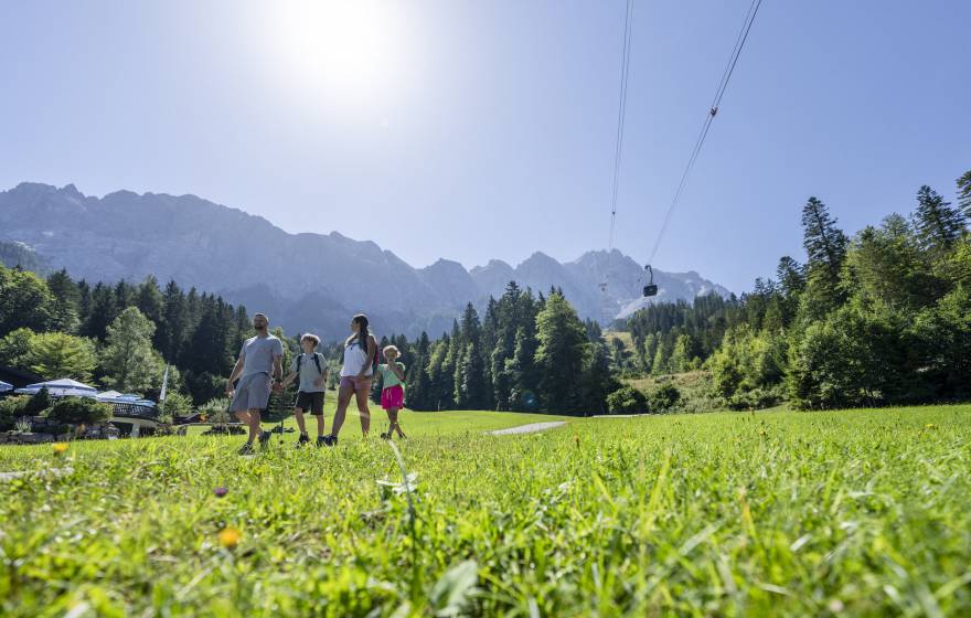 Familie läuft über Wiese