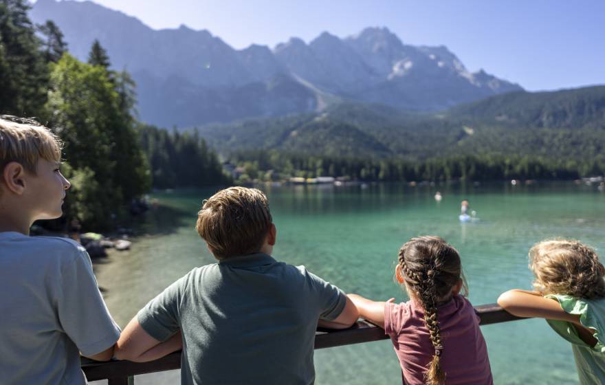 Kinder blicken über den Eibsee auf die Zugspitze