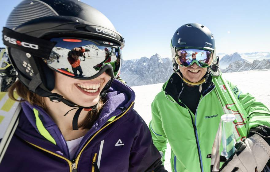 Mann und Frau tragen Skiausrüstung