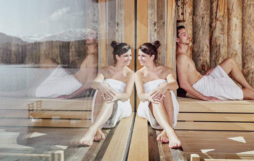 Mann und Frau entspannen in der Sauna am Eibsee