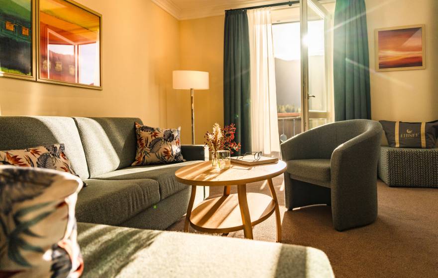 Innenansicht Doppelzimmer mit Couch und Balkon