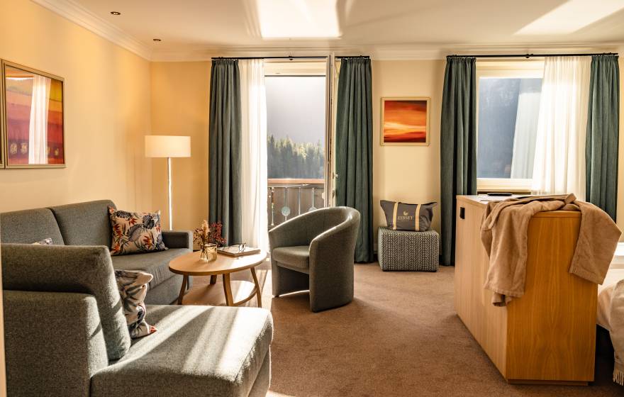 Innenansicht Suite mit Couch und Balkon