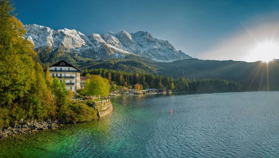 Blick auf den Eibsee, die Zugspitze und das Eibsee Hotel