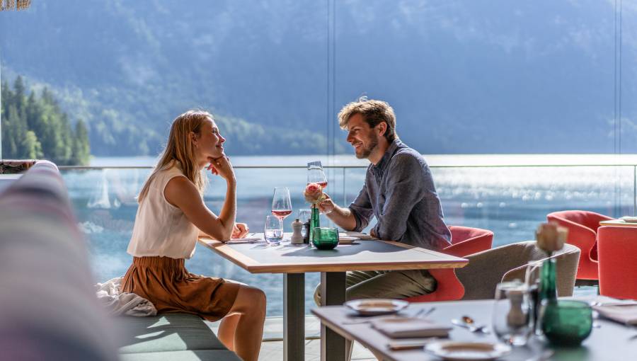 Paar trinkt Sekt im Restaurant am Eibsee