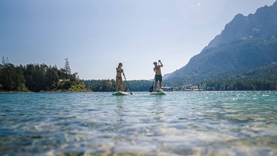 Paar auf dem Eibsee beim SUP