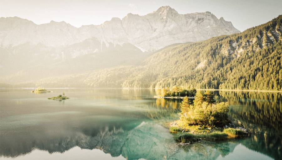 Eibseelandschaft und Zugspitze im Sommer
