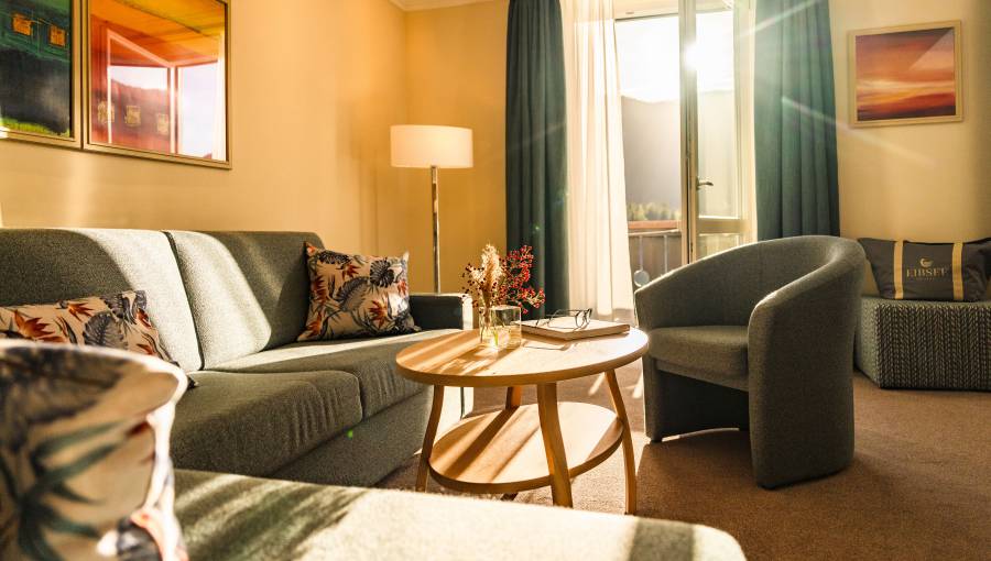 Innenansicht Doppelzimmer mit Couch und Balkon