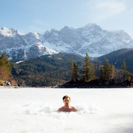 Eisbaden im Eibsee mit 'Embrace Your Breath' Symbolfoto