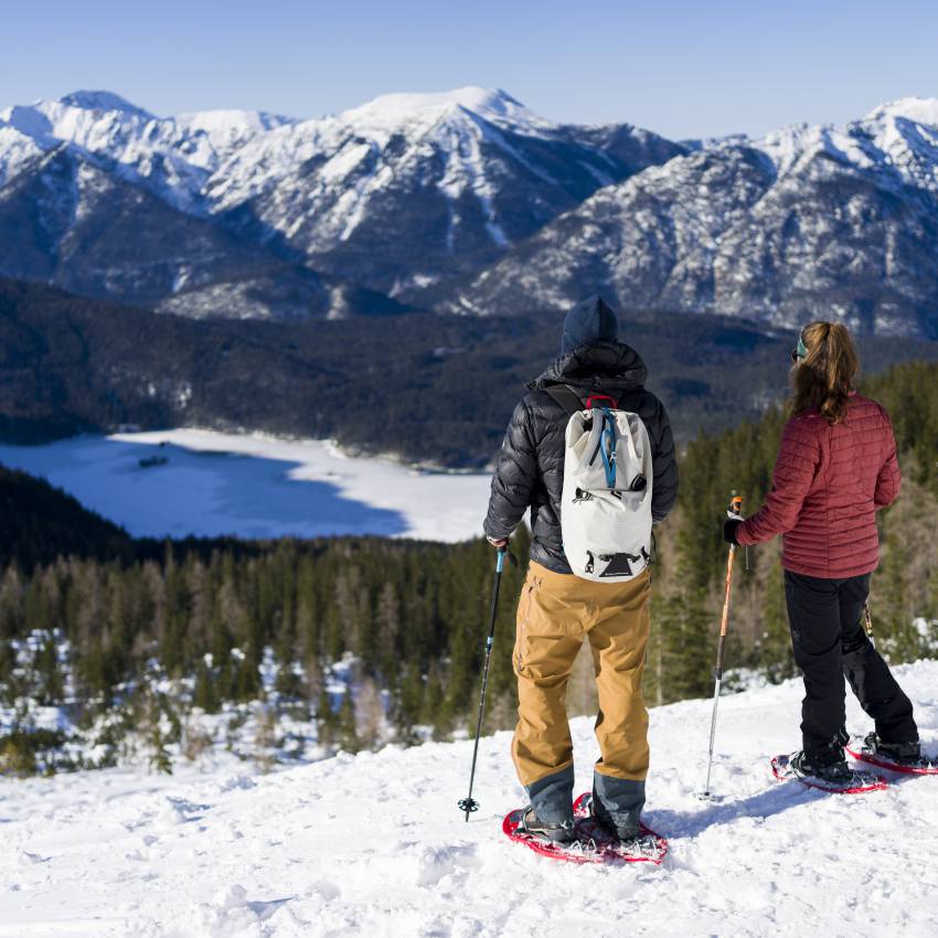 Schneeschuhwanderer auf der Zugspitze mit Blick auf den Eibsee