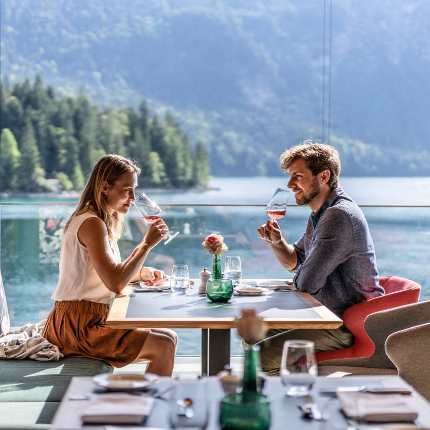 Paar genießt Abendessen im Restaurant im Eibsee-Hotel