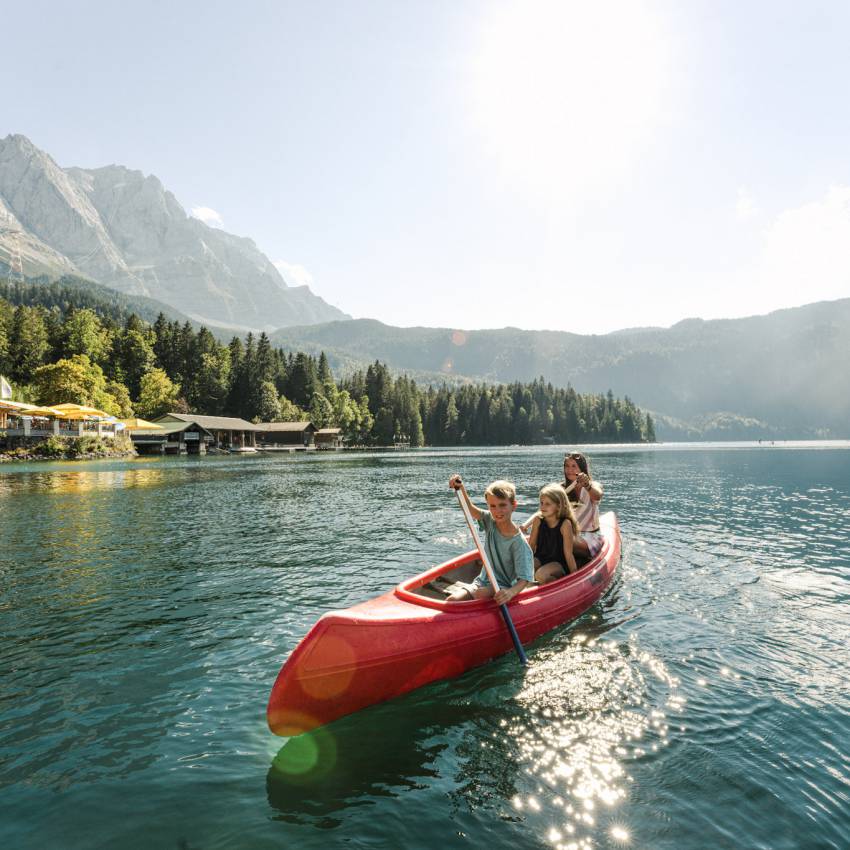 Kayaks: Out onto the water - Hotel Eibsee