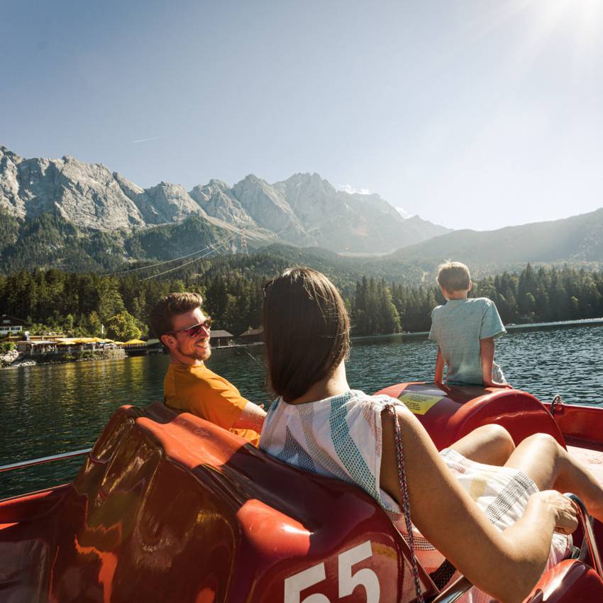 Pedal boats: From the beach to pleasure - Hotel Eibsee