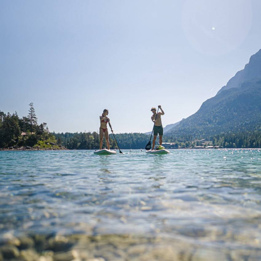 The latest sport for all: Stand-up paddling - Hotel Eibsee