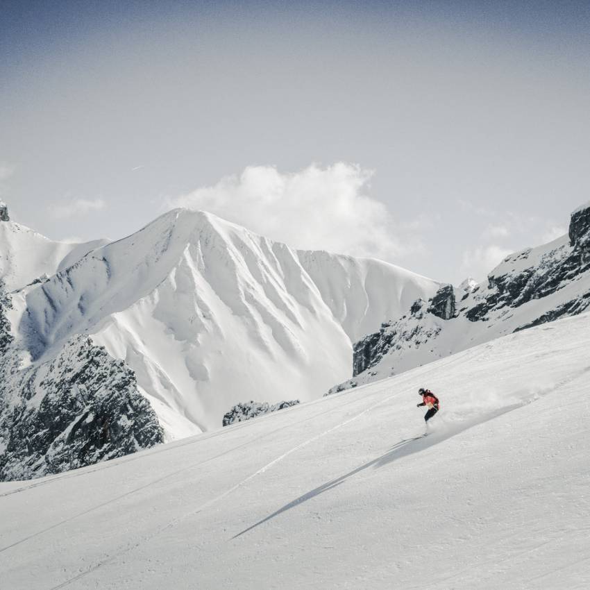 Skifahrer bei Abfahrt von der Zugspitze