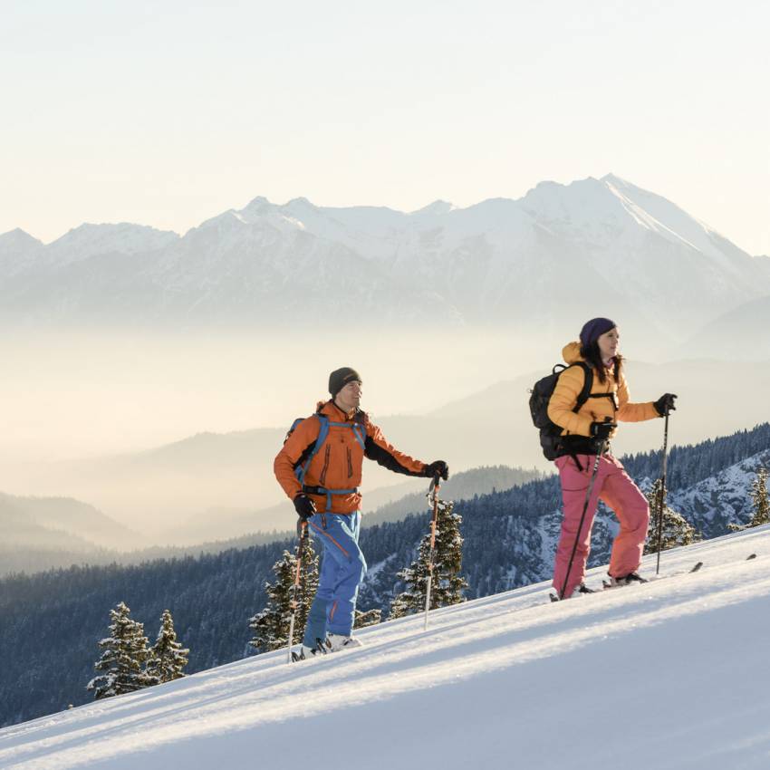 Paar beim Schneeschuhwandern an der Zugspitze