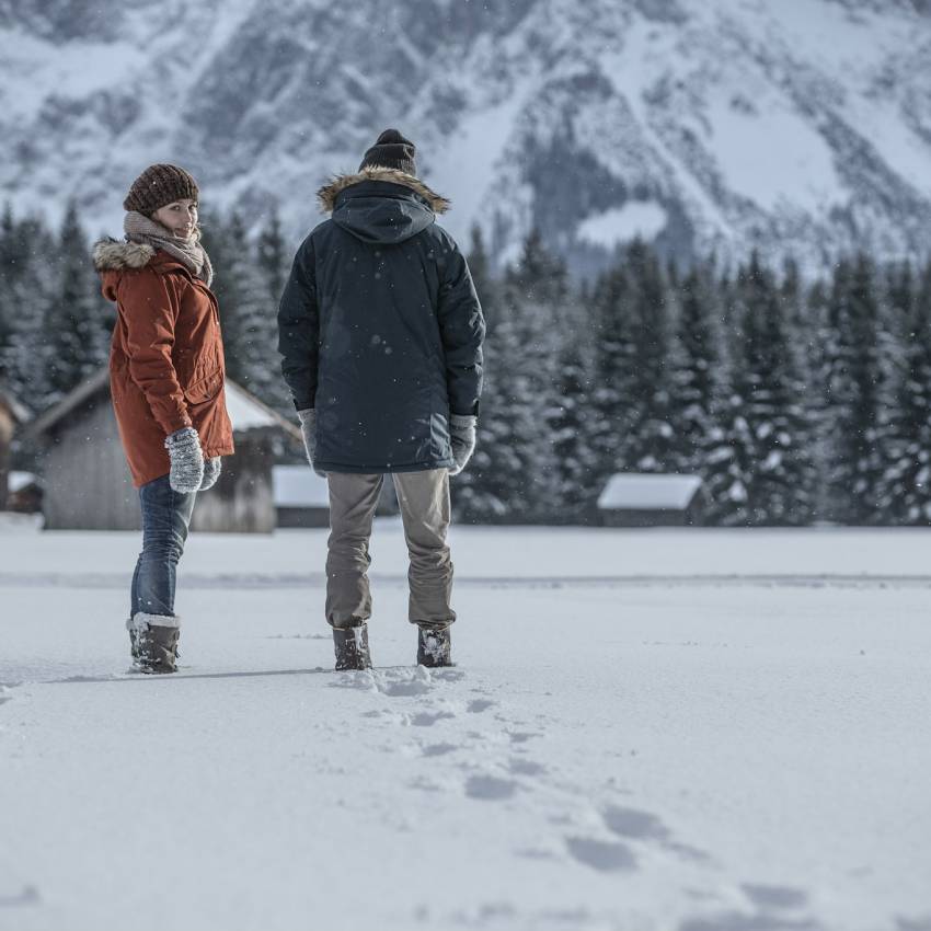 Paar läuft im Schnee